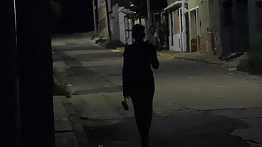 la puta le tira la plata encima, para que le rompa el culo muy duro y se lo llene de leche