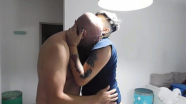 la puta le tira la plata encima, para que le rompa el culo muy duro y se lo llene de leche