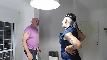 la puta le tira la plata encima, para que le rompa el culo muy duro y se lo llene de leche