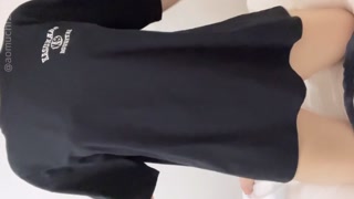 Wearing a baggy shirt that barely hides the pants that looks like T him, and vibe masturbation (amateur individual shooting / big / big ass / nipple / beauty / Japan cute / japanese / asian