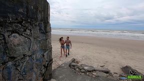 tatuado pega novinha andando na praia e mete a madeira - manoella fernandes