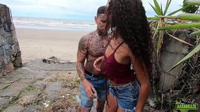 tatuado pega novinha andando na praia e mete a madeira - manoella fernandes