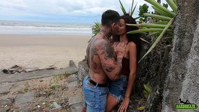 tatuado pega novinha andando na praia e mete a madeira - manoella fernandes