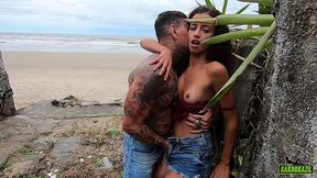 tatuado pega novinha andando na praia e mete a madeira - manoella fernandes