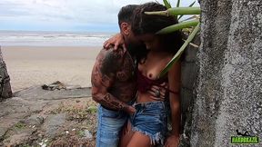 tatuado pega novinha andando na praia e mete a madeira - manoella fernandes