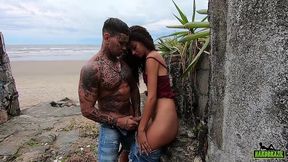 tatuado pega novinha andando na praia e mete a madeira - manoella fernandes