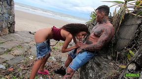 tatuado pega novinha andando na praia e mete a madeira - manoella fernandes