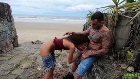 tatuado pega novinha andando na praia e mete a madeira - manoella fernandes