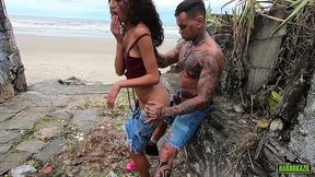 tatuado pega novinha andando na praia e mete a madeira - manoella fernandes