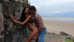 tatuado pega novinha andando na praia e mete a madeira - manoella fernandes