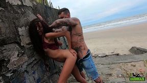 tatuado pega novinha andando na praia e mete a madeira - manoella fernandes