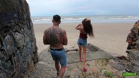 tatuado pega novinha andando na praia e mete a madeira - manoella fernandes