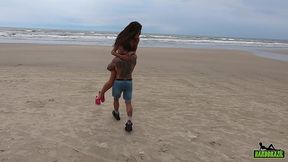 tatuado pega novinha andando na praia e mete a madeira - manoella fernandes