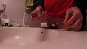 Cum on visitor&#039_s toothbrush