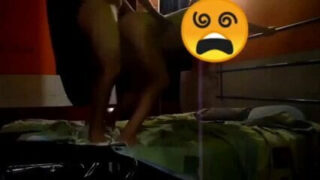 Cette salope se fait défoncer le cul dehors jusqu'à ce qu'elle jouisse fort par voie anale.