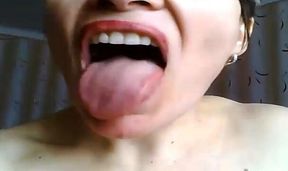 Mature Housewife Natasja Fingers Herself to Orgasm