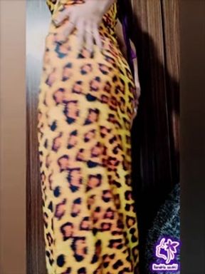 The cute girl and the Iranian leopard warm him up..دختر ناز و پلنگ ایرانی گرمش میکند