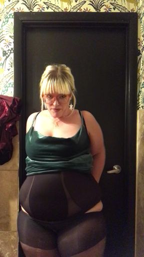 Gorgeous Alice puts on her nylons in a public restroom. Showing off her curves as she hikes them up her thighs