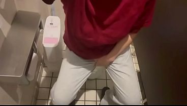 【女子大生の1日】講義終わりにハンバーガー屋さん行って、お店のト◯レで午後の授業前にオナニーしてスッキリしてきました。