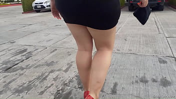 Me voy de y el cliente invita a mi marido cornudo a ver como me coge sin cond&oacute_n y a batirme la leche