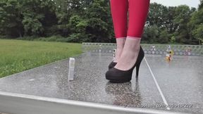 Crushing cigarette packs on a ping-pong table - Zigarettenschachteln auf Tischtennisplatte zertreten