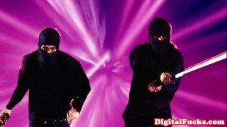 Twee Ninja Cosplay-sletjes werden geneukt in een orgie.