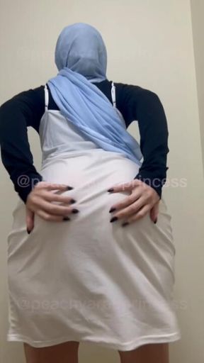 Hijabi Housewife Twerking for you