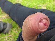 Se sacó el pene y me masturbo hasta venirme en un campo en las afueras de la ciudad