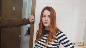 Amateur Cuck bleibt in der öffentlichen Toilette und beobachtet GFs Sex mit Jäger