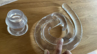 Hardcore zelfgemaakte webcamshow: jonge Duitse travestiet vernedert zichzelf met onbeschermd vingeren en gapen in een jurk.