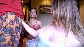 madrastra le ensena a tragar dos pijas a la vez, a su hijastra