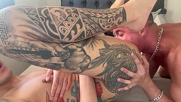 TIAGO GAÚCHO - PUTO BOMBADINHO MACETANDO O CUZINHO DO GAÚCHO TATUADO