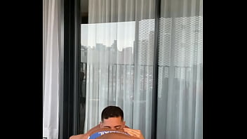 FUDENDO NA VARANDA DO HOTEL COM O NOVINHO DE 23 CM. - PARTE II