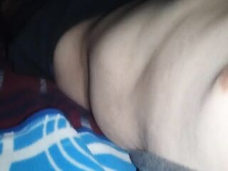 VERGA GRUESA HACIENDO BULTOS EN SHORTS