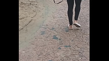 Magrinha gostosa na rua do centro