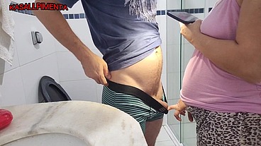 Meu corno mandou eu ir pro banheiro chupar o amigo dele, safado gozou super ido
