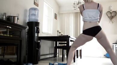Blonde haighlee grinds her bouncy ass unleashing fresh twerk moves