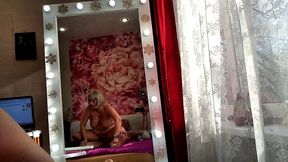 just look at this mature girl! how she sucks cock! how he rides! and all this is reflected in a large mirror! beauty! hot!