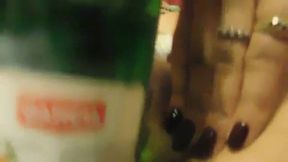 metiendose una botella de gancia hasta el fondo