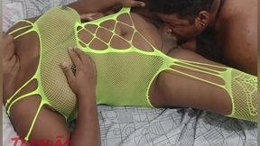 socando gostoso e gozando na cara da preta