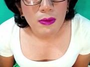 Trans con minifalda y media moteadas coqueteando a la camara