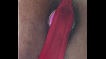 Tanga rojo y pene de goma rojo