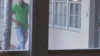 タトゥーを入れたゲイの売春婦が生でアナルファックされる