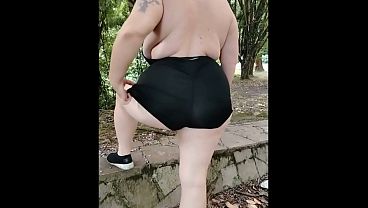 Levei minha madrasta fogosa para caminhar na rodovia, e ela foi com uma roupa transparente.