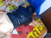 Follando una chica blanca con una chaqueta de cuero al estilo perrito, recibe corrida en la espalda