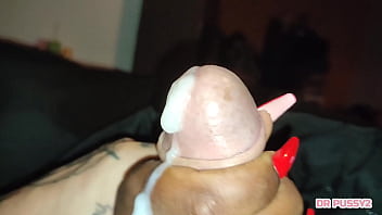 FUI VER NETFLIX COM O MEU VIZINHO E PEDI UMA MASSAGEM NA M&Atilde_O E OLHA O QUE ELE FEZ COM ELA NO SEU PAU ENORME E DURO AT&Eacute_ DERRAMAR TODO O LEITE