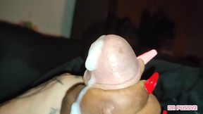 FUI VER NETFLIX COM O MEU VIZINHO E PEDI UMA MASSAGEM NA M&Atilde_O E OLHA O QUE ELE FEZ COM ELA NO SEU PAU ENORME E DURO AT&Eacute_ DERRAMAR TODO O LEITE