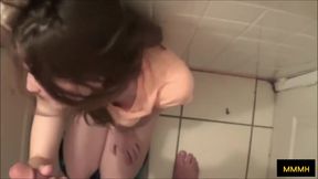 Je Surprend Belle Soeur A Fumer Dans Les Toilette