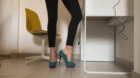 SORE FEET IN VERY HIGH HEELS (PART 1) **CUSTOM CLIP** - MOV Mobile Version