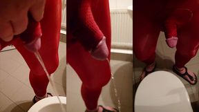 pissen daheim in roter legging mit penishulle